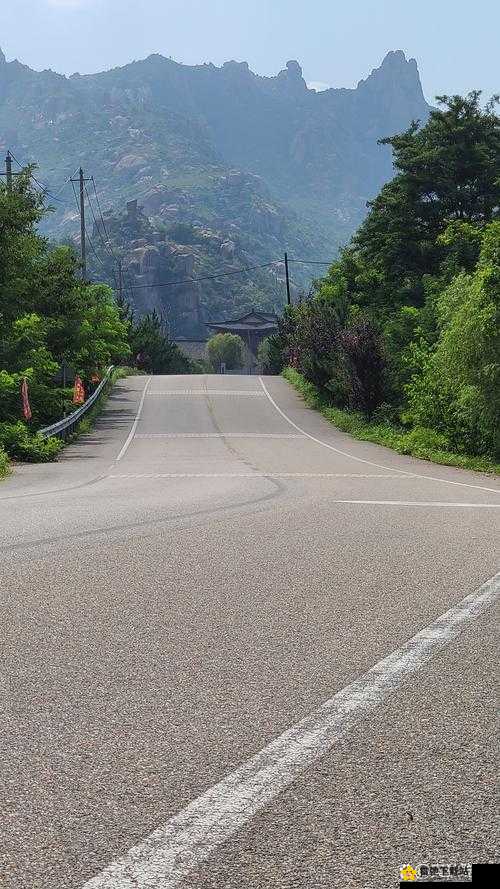 男男开车畅游山间小路风景如画